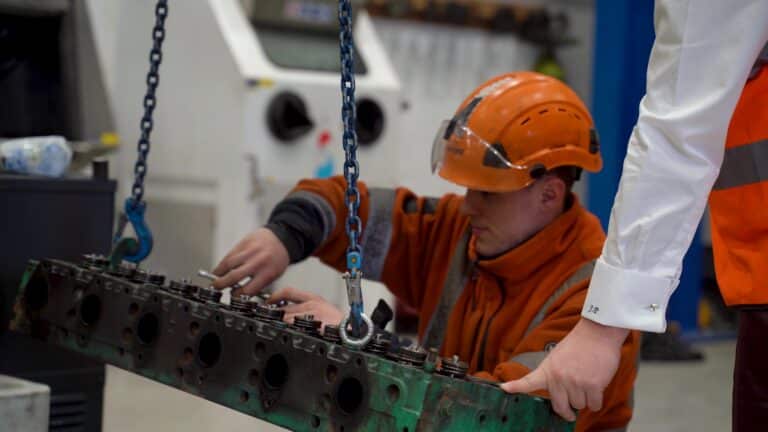 Arbeiter bei Instandhaltunsarbeiten an einem Maschinenteil