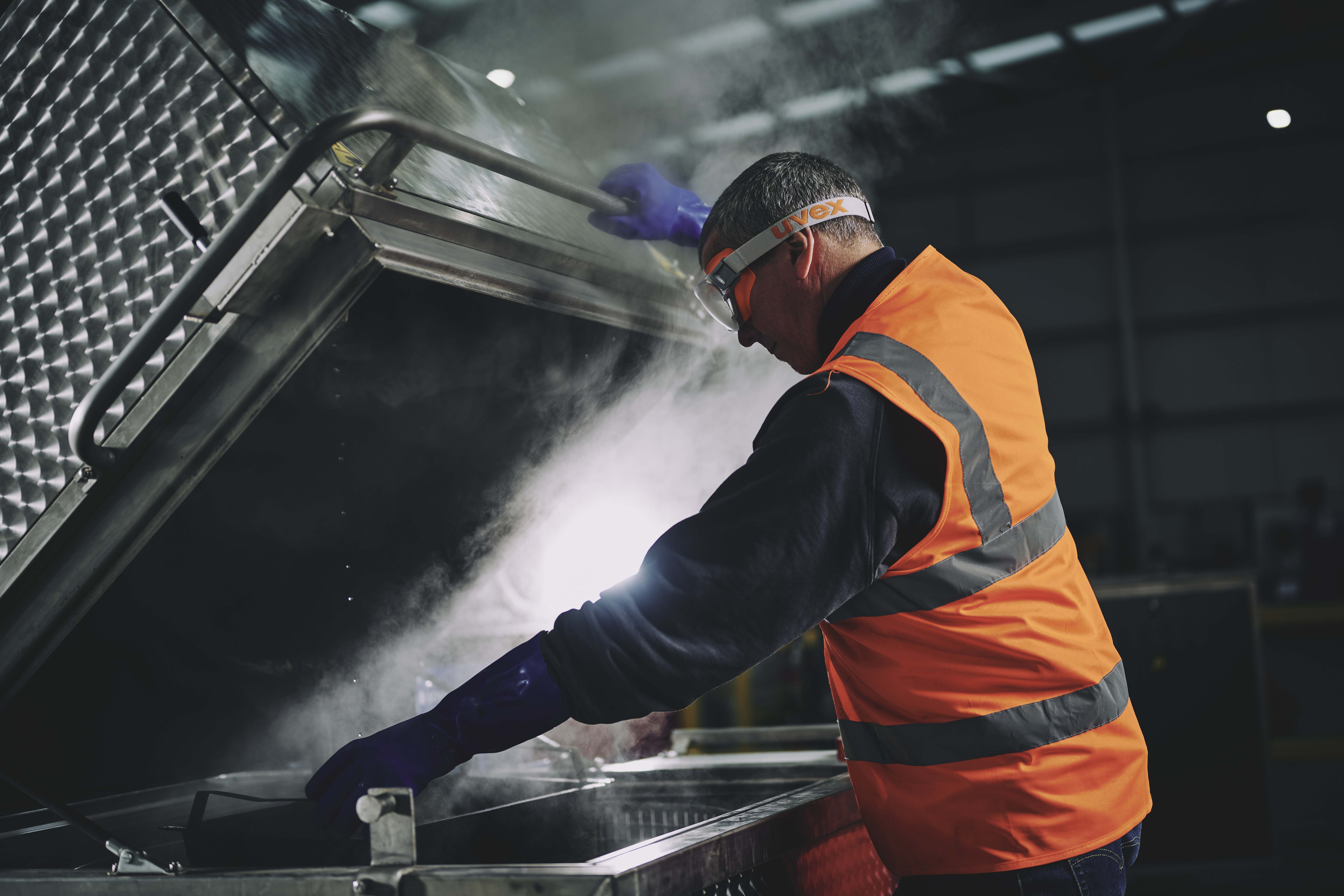 Mann an Ultraschallreiniger Sonickleen Eco von Safetykleen